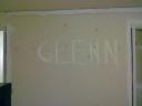 Det här har jag roat mej med ikväll. :] Ja alltså inte bara det att jag skrivit 'Glenn' på väggen utan jag har maskerat och målat längs med listerna och taket i vardagsrummet