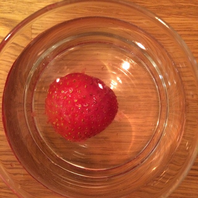 Du vet när en joxar lite med bloggen och måste testa vissa funktioner igen? Så - TaDaa en bild på jordgubbskrämen jag åt till kvällsmat.