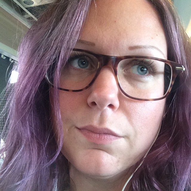 På väg till #sthlm för att #slåpattarnaitaket men det är så mycket fölk på tåget att jag inte ens kan ta en decent selfie!