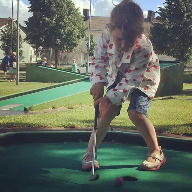 It's a first! 4 år och 11 månader gammal fick hon prova minigolf. Utlåtandet? Mer troligt att hon gör karriär inom innebandy än golf. ï¸